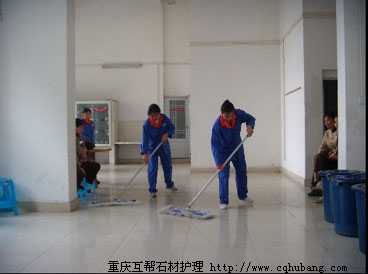 重庆石材护理公司正在比赛拖地,
